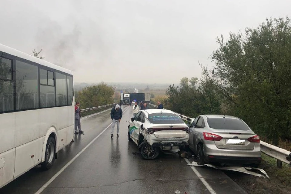 На трассе в Ростовской области мужчина погиб в массовом ДТП. Фото: ГИБДД по РО.