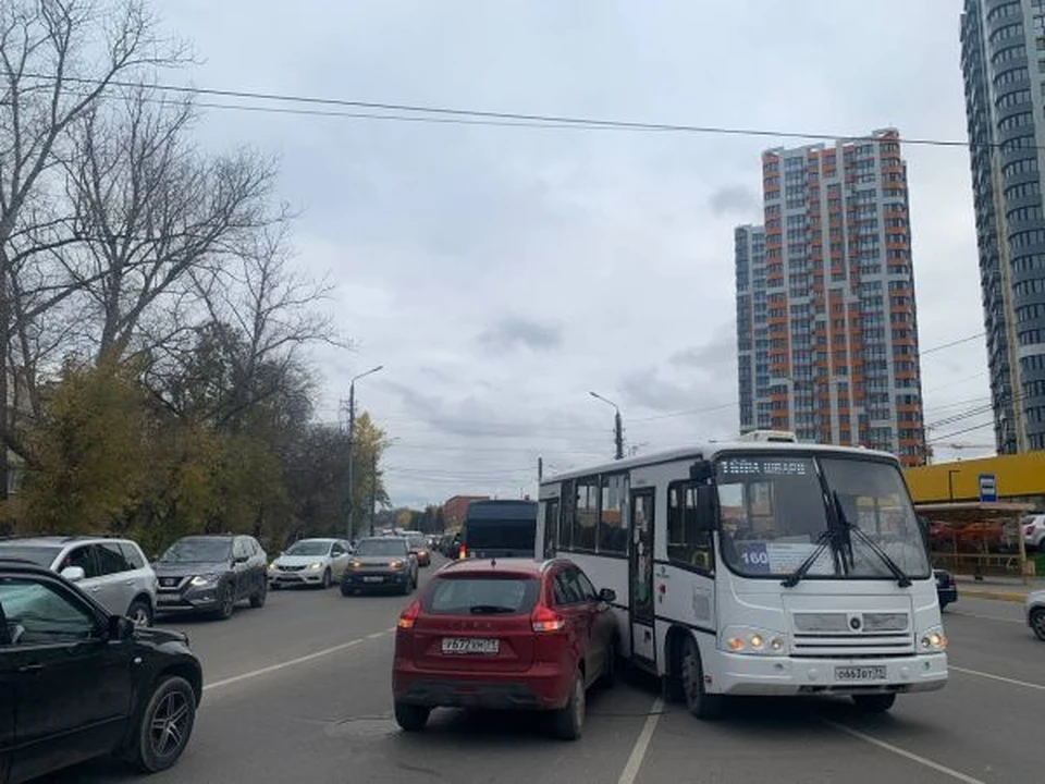 В Туле на улице Оборонной произошло тройное ДТП с участием автобуса