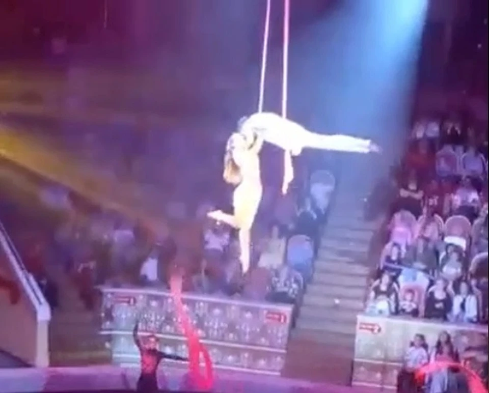 Порно видео - Воздушная гимнастка после выступления отдалась директору цирка