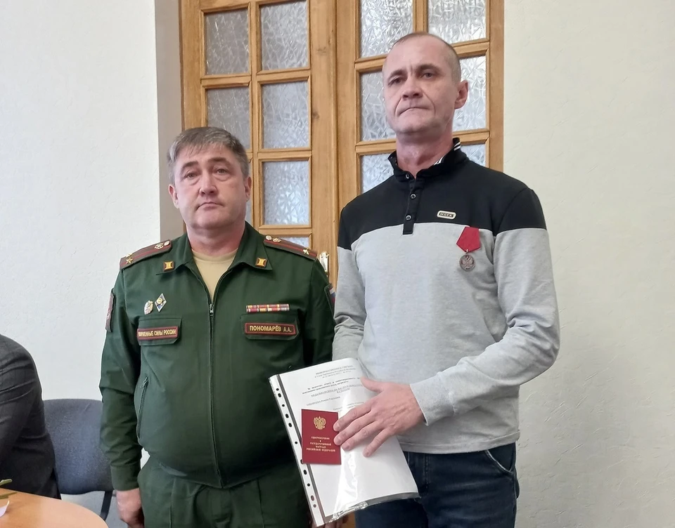 Военком Кунгурского и Березовского районов Алексей Пономарев и Роман Сибирцев. Фото: Кунгурский муниципальный округ/ВКонтакте