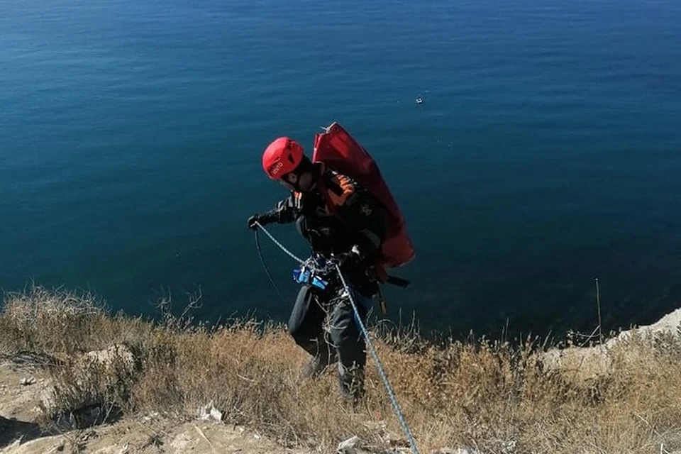 Спасатели эвакуировали мужчину и передали скорой. Фото: https://t.me/kubanspas
