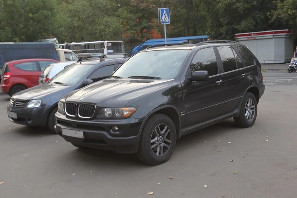 Двое мужчин угнали дорогой внедорожник из автосервиса в Хабаровске