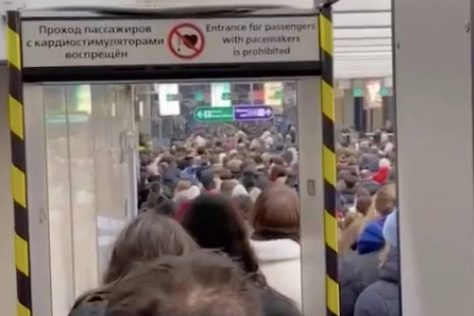 Огромная очередь столпилась на вход на станцию метро «Комендантский проспект» в Петербурге 26 октября