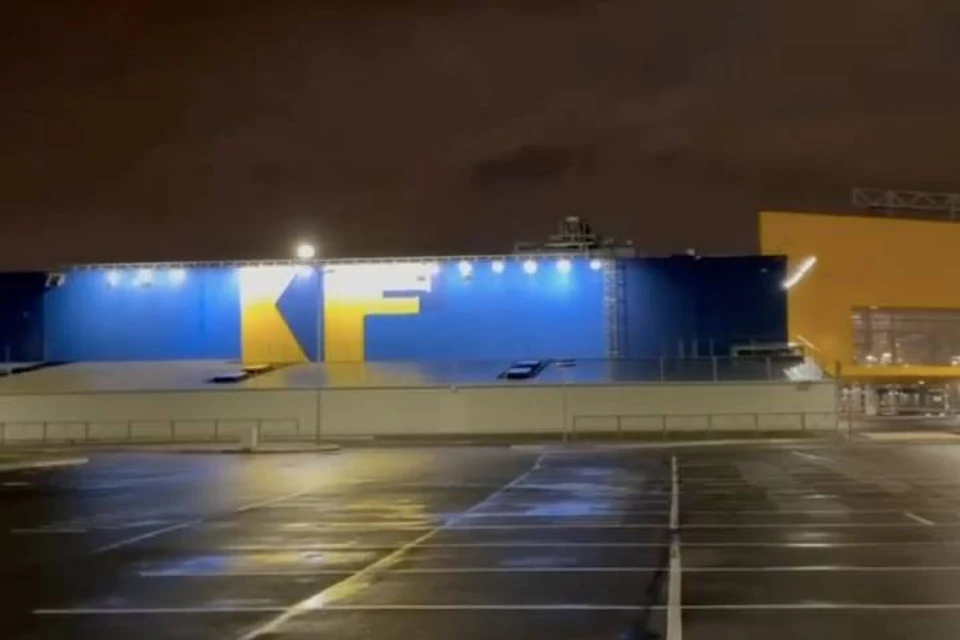 Надпись IKEA закрасили на стене ТЦ «Мега Дыбенко» в Петербурге