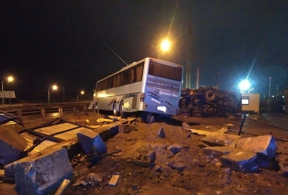 По инерции автобус продолжил движение и наехал на стоящий автомобиль «КамАз 65115». Фото: Управление ГИБДД по Ростовской области.