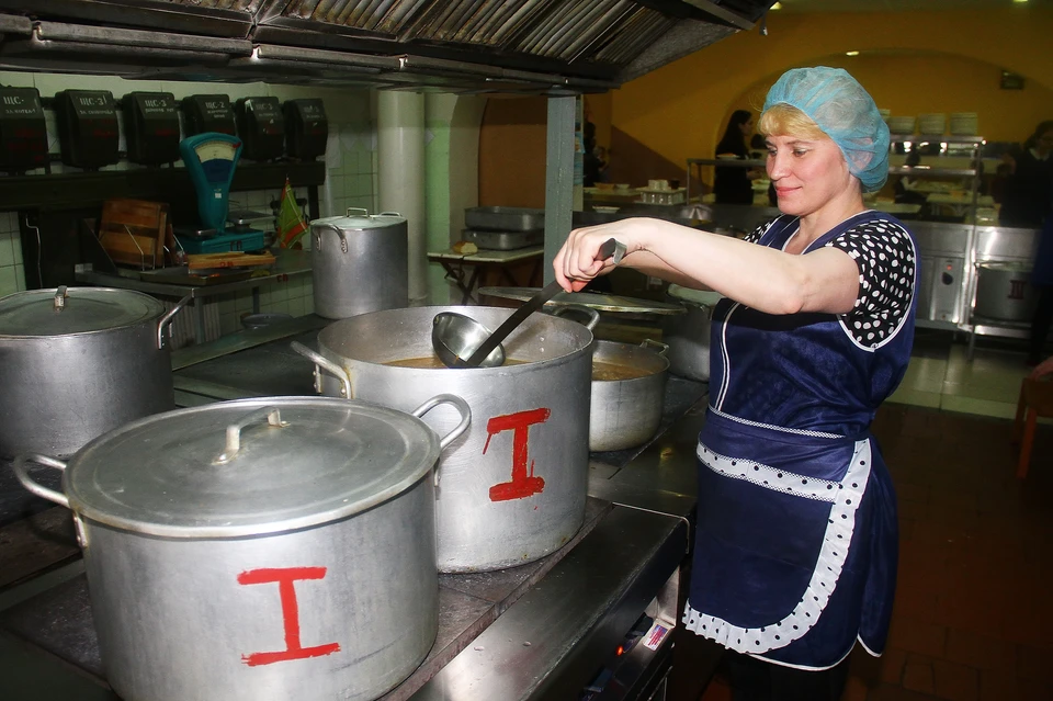 Экс-замдиректора не продавала продукты, стащенные со склада школьной трапезной, а сама и поедала у себя дома
