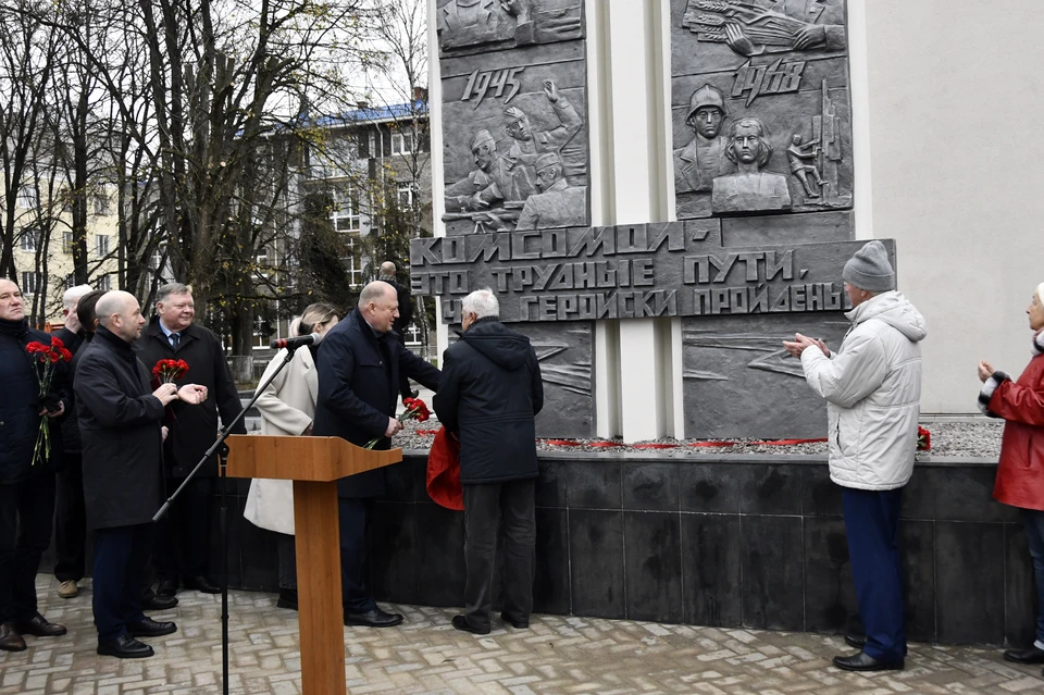 На открытии памятника комсомольцам в Твери. Фото: ЗСТО