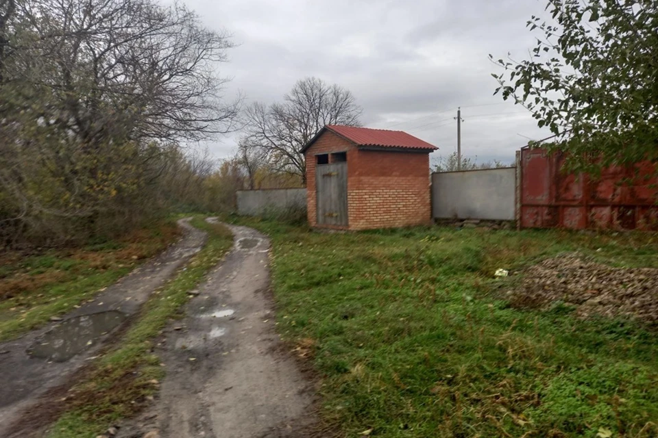 Тело девочки нашли за магазином, куда она пошла за хлебом. Фото: Александра КАКАСЬЕВА.