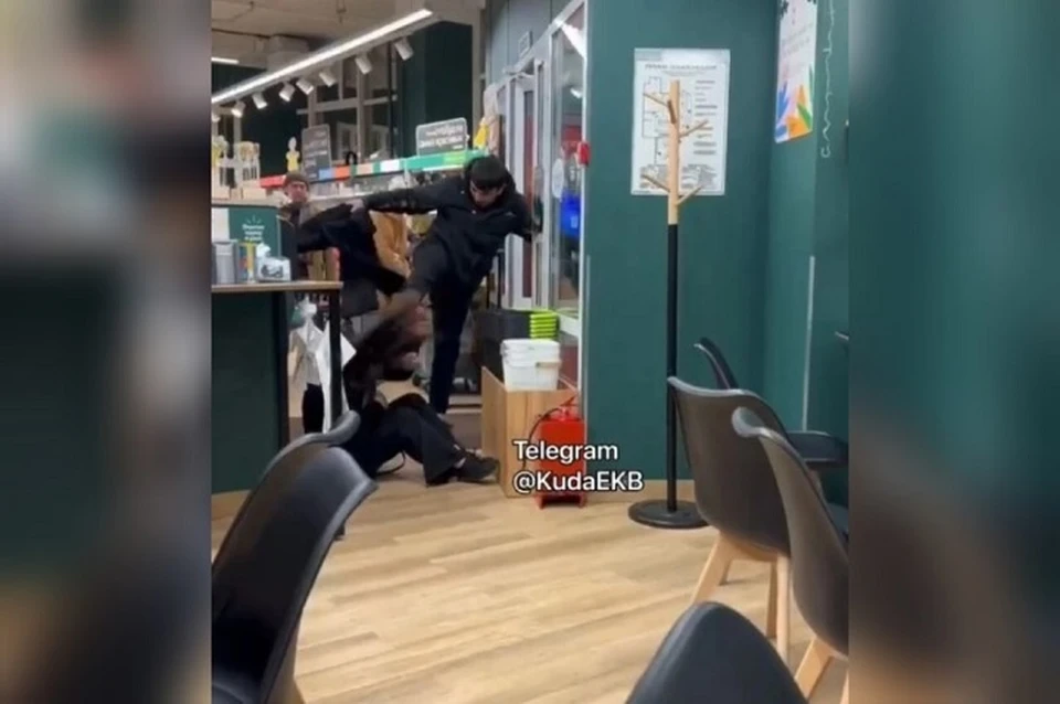 Женщина отказалась от помощи и поспешила уйти из магазина. Фото: скриншот видео