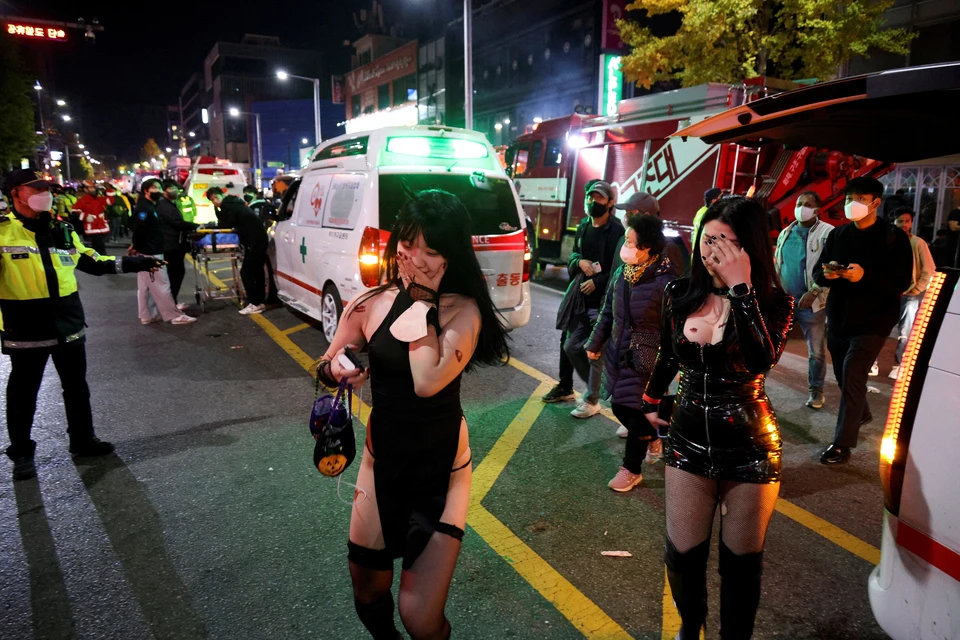 В кровавой давке в Сеуле погибло более 150 человек: Что известно о трагедии на вечеринке в честь Хэллоуина