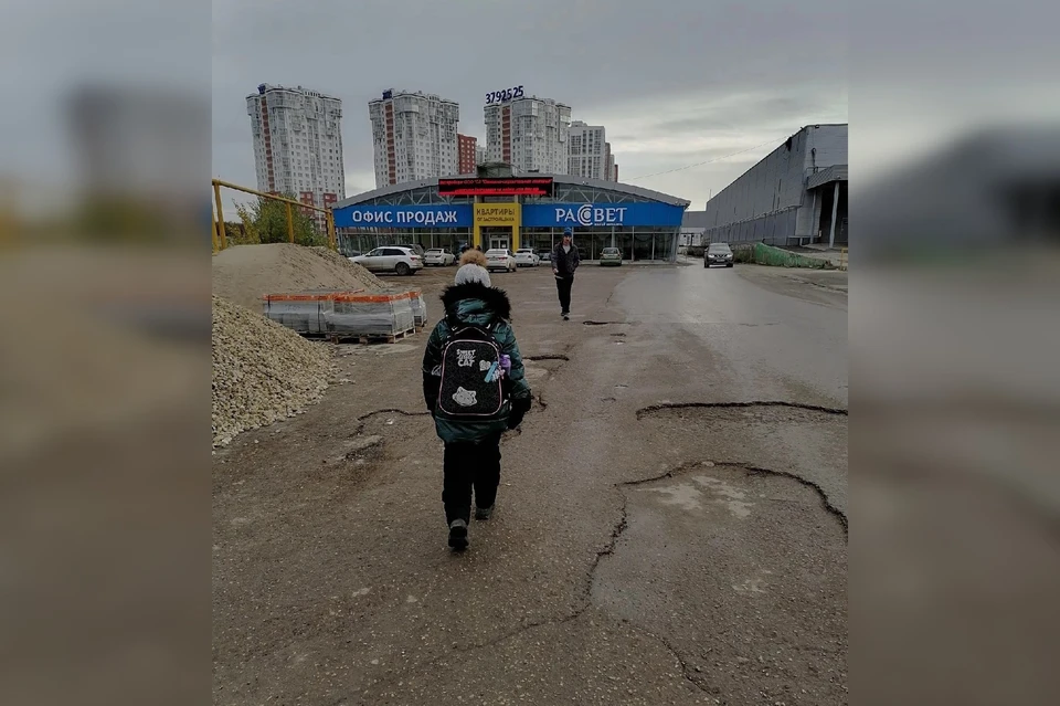 Детям приходится каждый день ходить по небезопасность дороге, по которой едут машины. Фото: соцсети