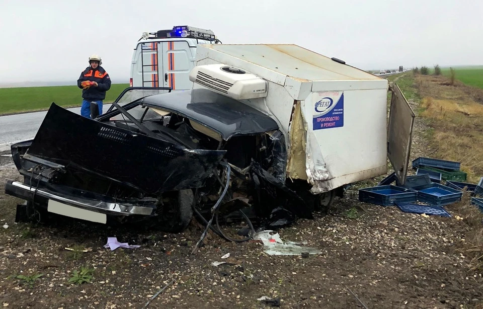 В страшном столкновении погиб водитель фургона. Фото: ПСС Самарской области