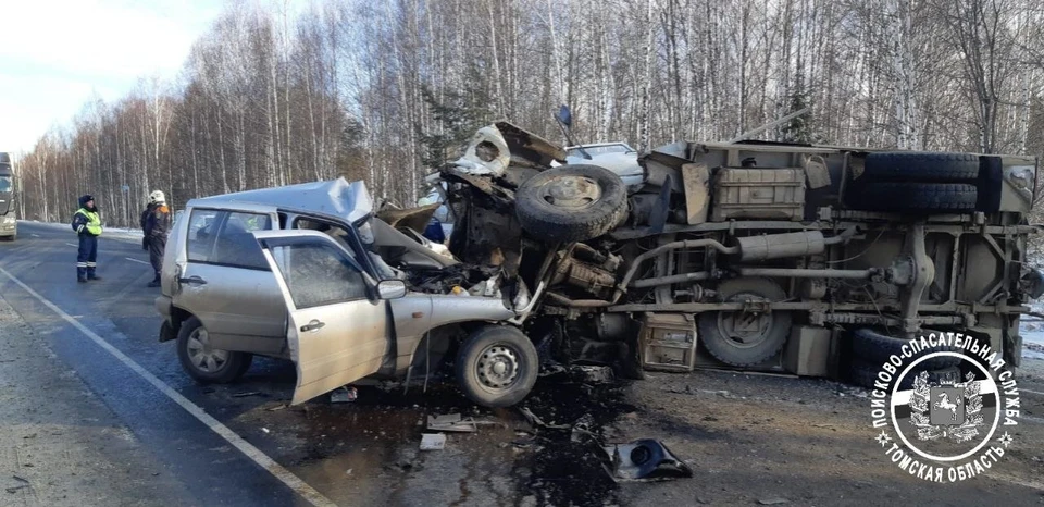 Водитель легкового автомобиля погиб на месте. Фото: telergam-канал ПСС по Томской области