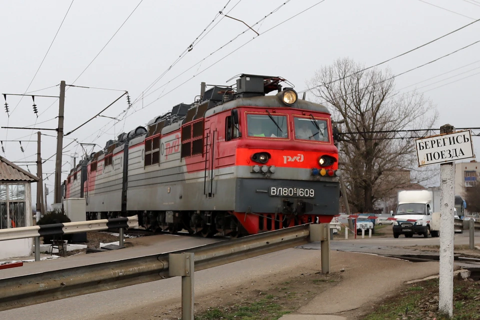 В Рязанском районе пожилой мужчина попал под проходящий поезд.