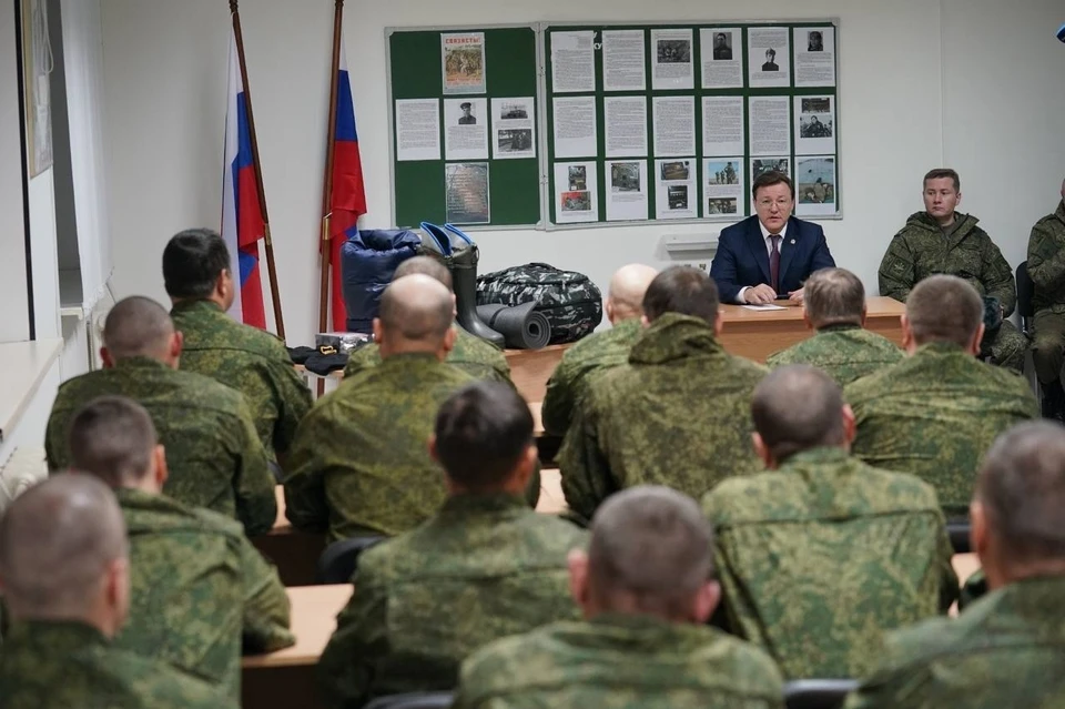 Все проблемные вопросы мобилизованные адресуют лично главе региона во время его визита в воинские части. Фото: правительство Самарской области