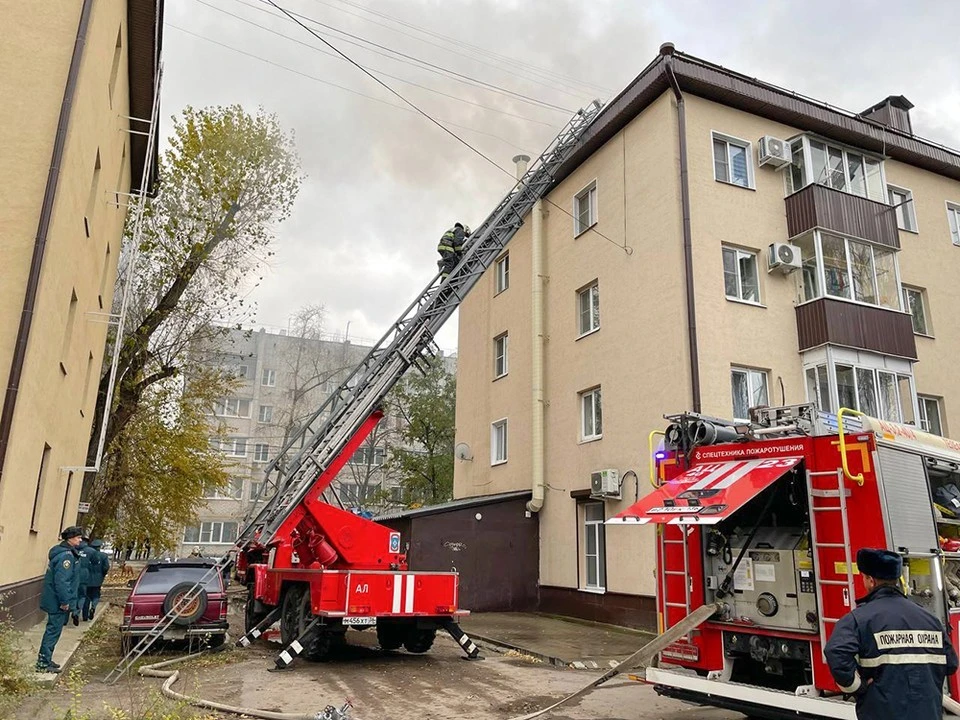 Пожар в доме № 17 на улице Небольсина тушили больше часа.
