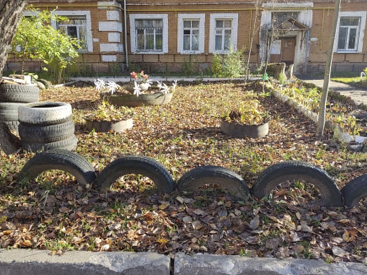 В Твери жильцов дома заставили убрать во дворе 