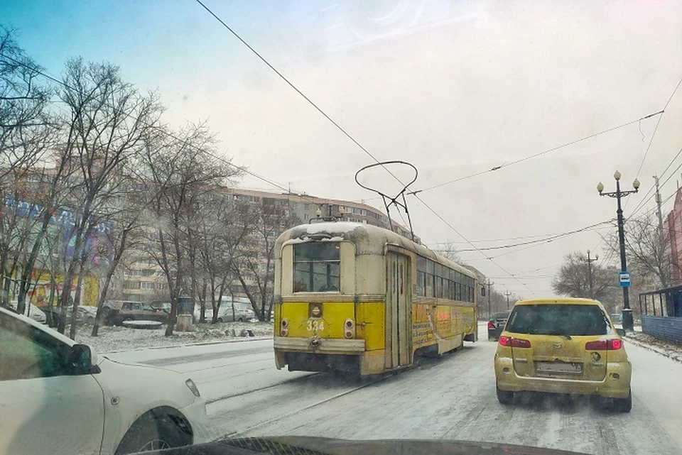 Огромные пробки образовались в Хабаровске из-за выпавшего снега 3 ноября