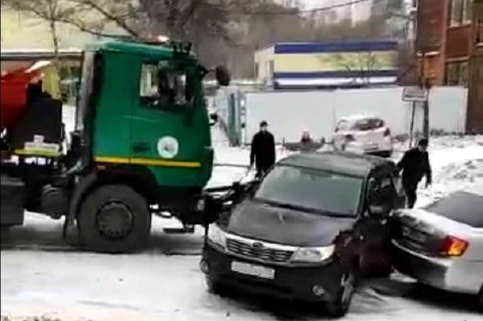 Снегоуборочная машина раздавила несколько автомобилей в Хабаровске Фото: скриншот из видео