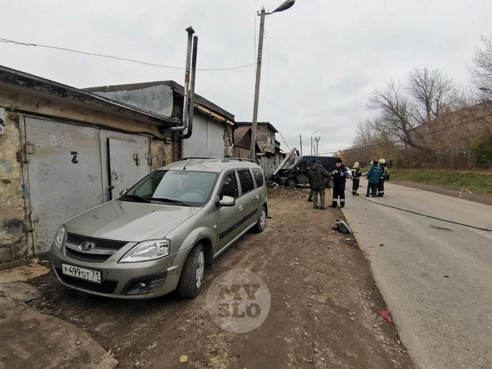 В Туле микроавтобус снес столб