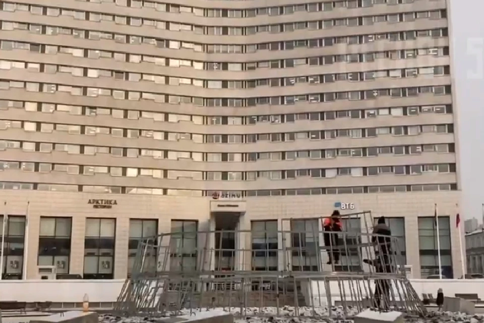 В прошлом году огни на главной зеленой красавице города зажгли 5 декабря. Фото: vk.com/murmansk.region