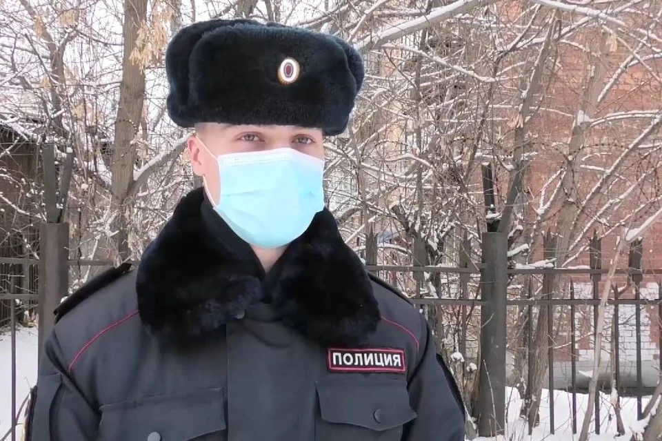 Полицейский принял участие в спасении ребенка на пожаре в Иркутске