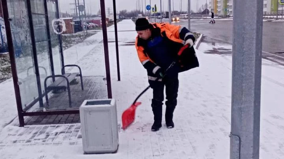 На пешеходных зонах подрядные организации обрабатывали остановочные площадки, лестницы, тротуары на спусках и подъемах. Фото: admkirov.ru