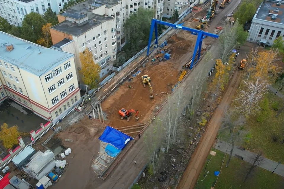 На месте строительства метро начали рыть огромный котлован / Фото: Сергей Бобин