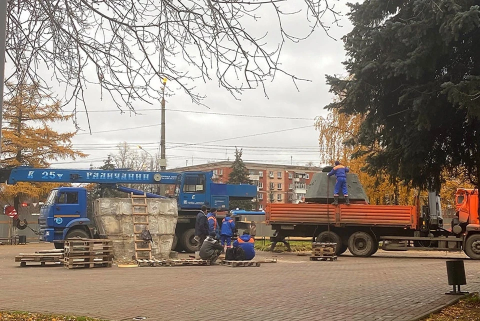 Демонтаж памятника сняла прохожая. Фото: VK/Тверь ВКонтакте/Юлия Кочерова