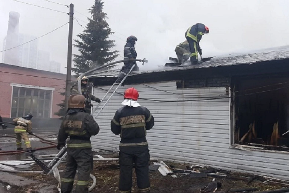 Сейчас на месте работают 44 человека и 13 единиц специальной техники. Фото: ГУ МЧС по Свердловской области