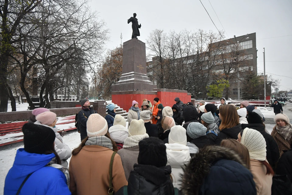 Экскурсия началась у памятника Серго Орджоникидзе
