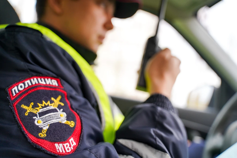 На месте работают полицейские и медики.