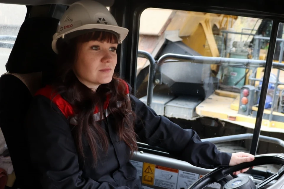 Восточная горнорудная компания открывает обучение женщин-водителей самосвалов. Фото: ВГК