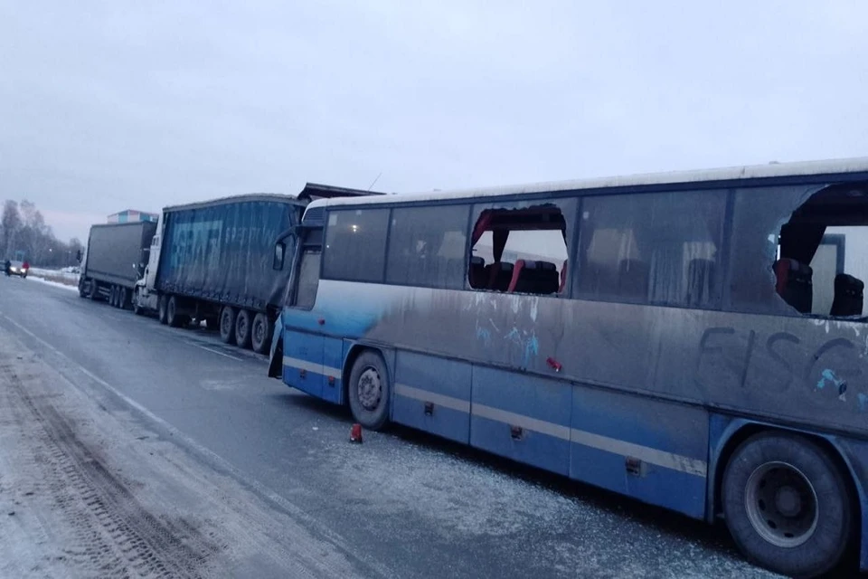 На трассе под Новосибирском автобус с 42 пассажирами на скорости влетел в припаркованную фуру. Фото: ГИБДД по НСО.