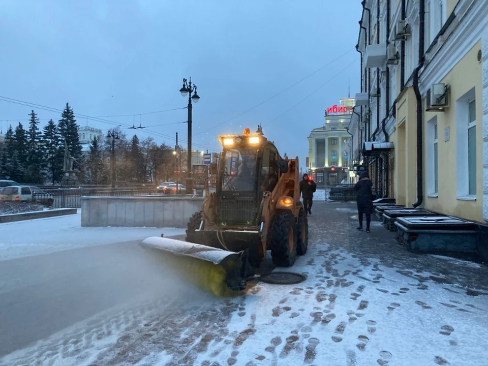 Омск улица декабря. Уборка снега. Снегопад в Омске. Снег. Расчистка снега.