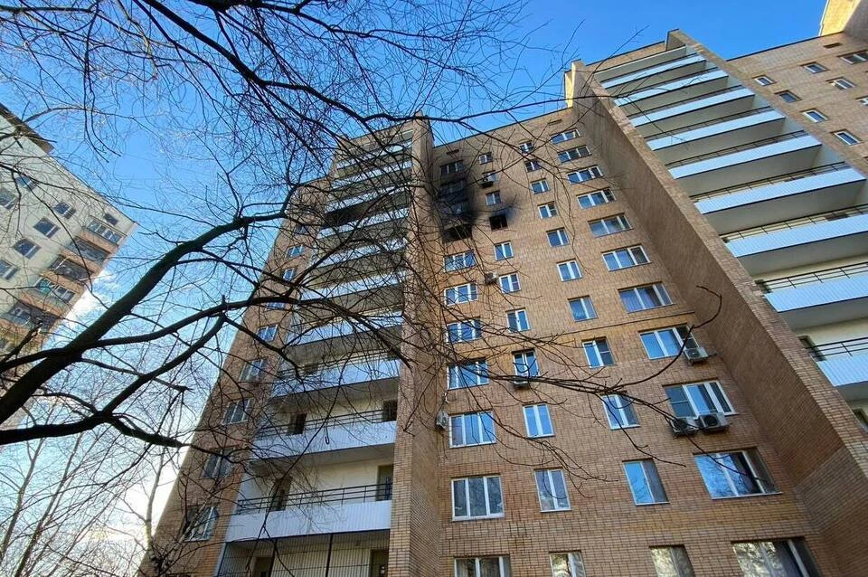 Мужчина выпрыгнул из горящего здания с 9 этажа в Москве фото: Телеграм-канал Столичный СК