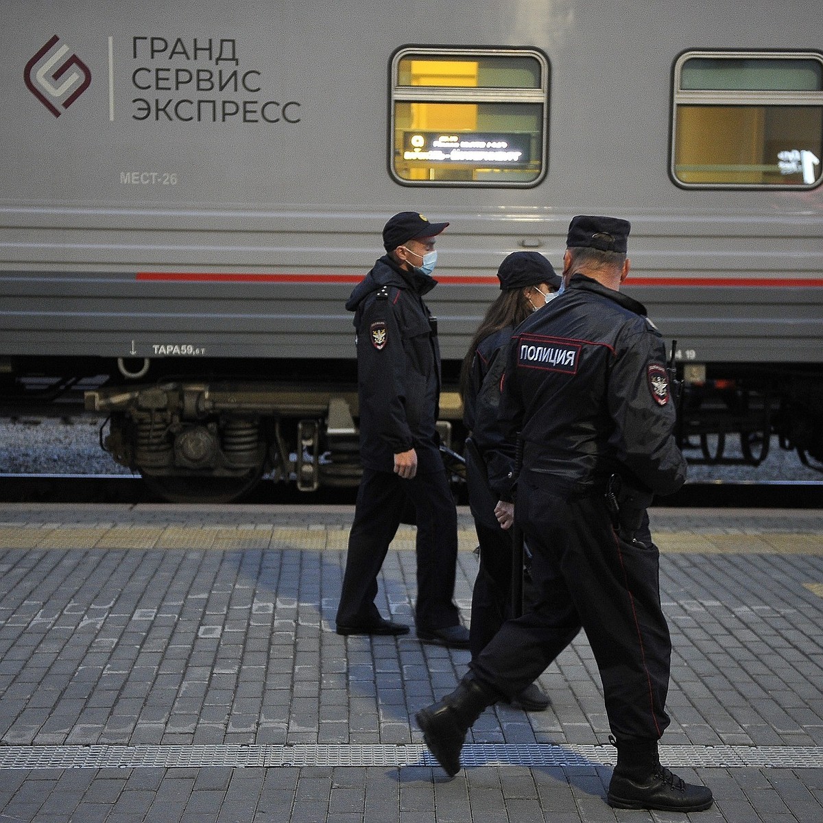 В Нижнем Тагиле задержали 19-летнего парня, укравшего телефон у спящего  пассажира электрички - KP.RU