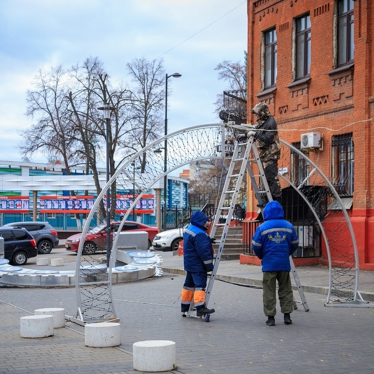 К Новому году 2023 в Липецке в сквере Ворошилова монтируют световой тоннель  - KP.RU