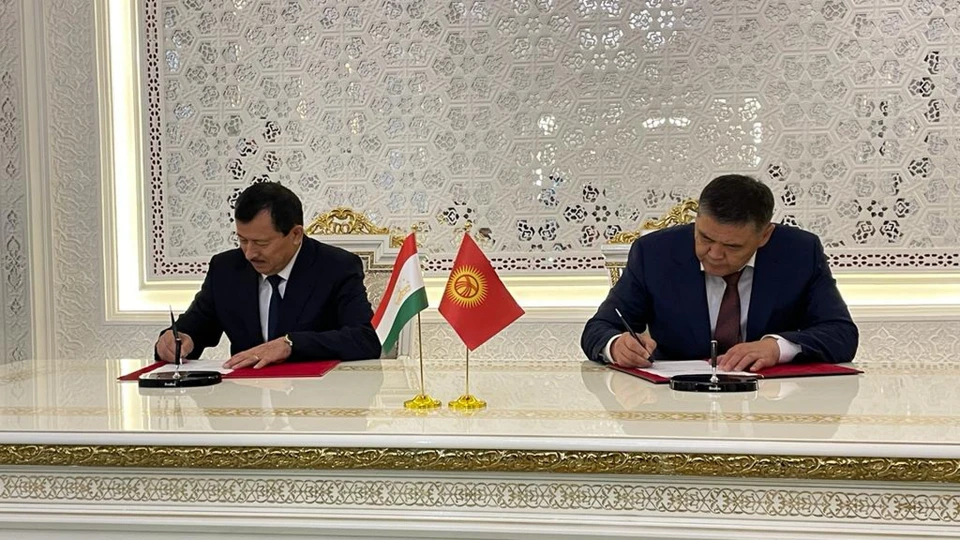 Председатель ГКНБ Таджикистана Саймумин Ятимов и зампред кабмина Кыргызстана, председатель ГКНБ Кыргызстана Камчыбек Ташиев на встрече в Душанбе.
