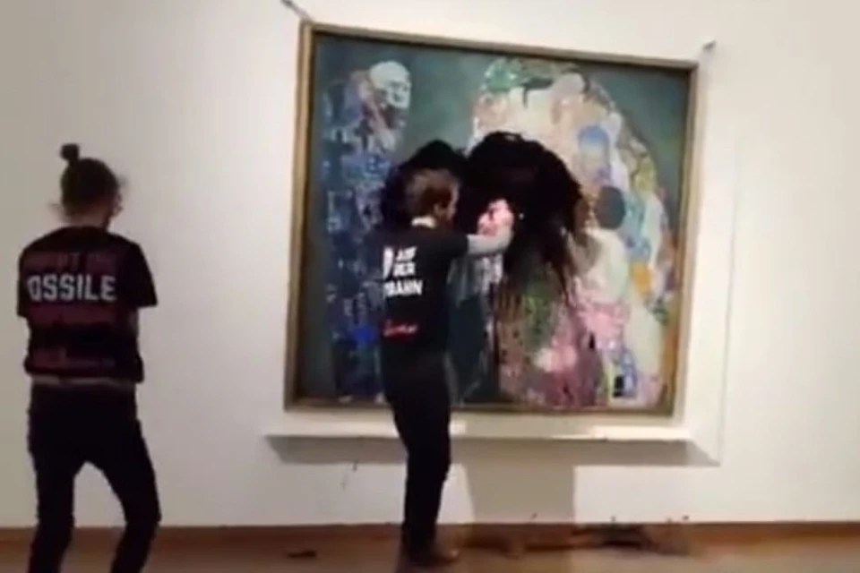 В Вене экоактивисты облили черной жидкостью картину Густава Климта "Смерть и жизнь". Фото: скрин видео
