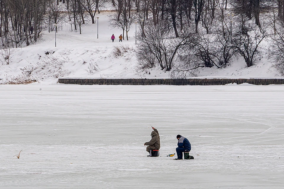 Выходить на лед рыбакам еще опасно.