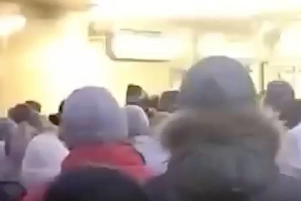Огромное столпотворение образовалось на вход на станцию метро "Пионерская" в Санкт-Петербурге