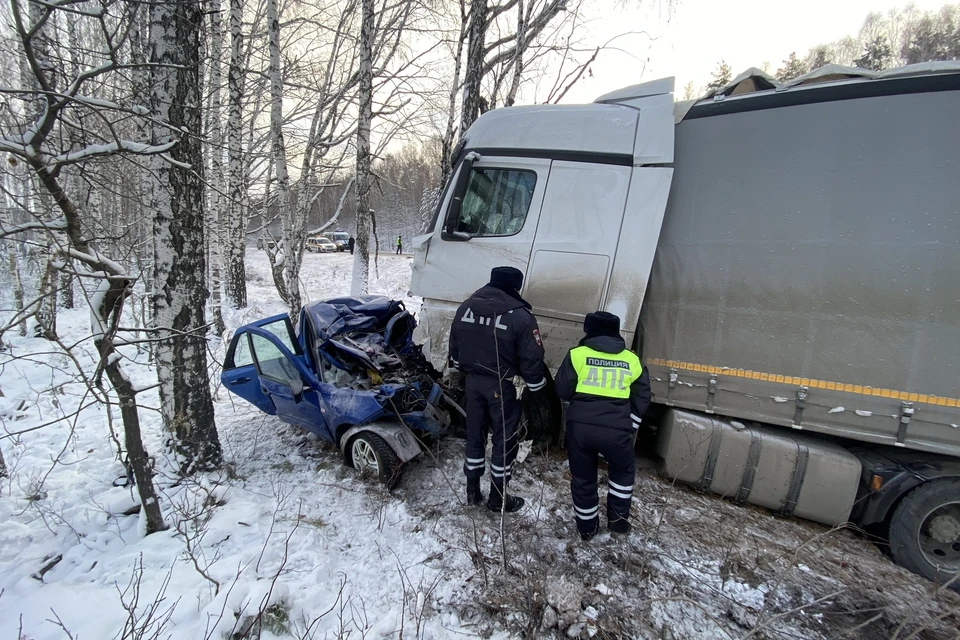 Грузовой автомобиль не смог быстро остановиться Фото: УГИБДД по Свердловской области