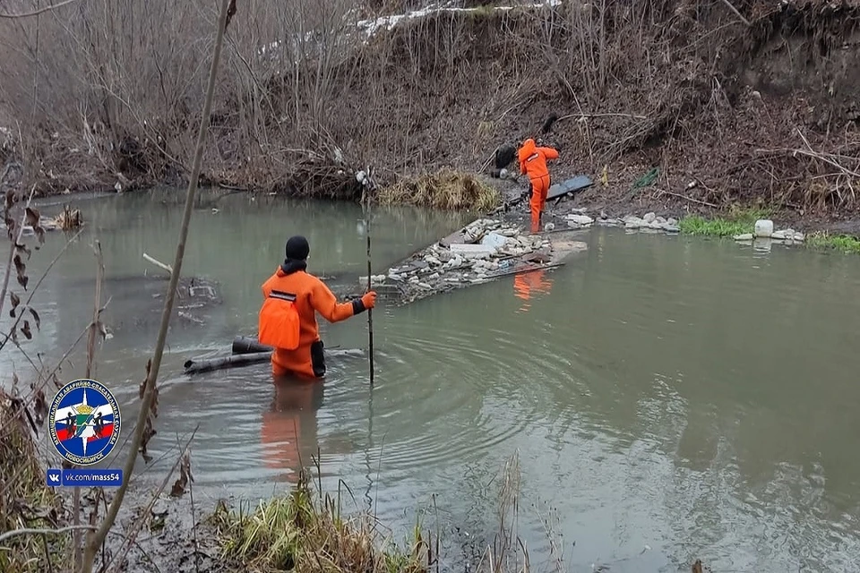 В Новосибирске спасатели , стоя по пояс в ледяной воде, очистили русло реки от мусора. Фото: МАСС.