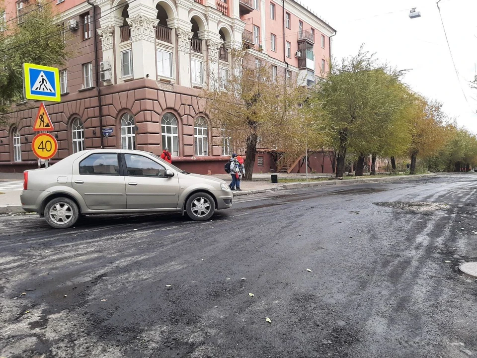 Всю неделю на улице имени 13-й Гвардейской меняли асфальт. После этого и прорвало колодец.