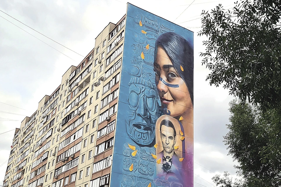 The photo of the scientist with his beloved cat Asya was transferred to the facade of a house in Balashikha near Moscow (Novaya St., 9) by the Mexican artist Coca Engelbert Serna.  Photo: Denis VORONIN/Moskva Agency
