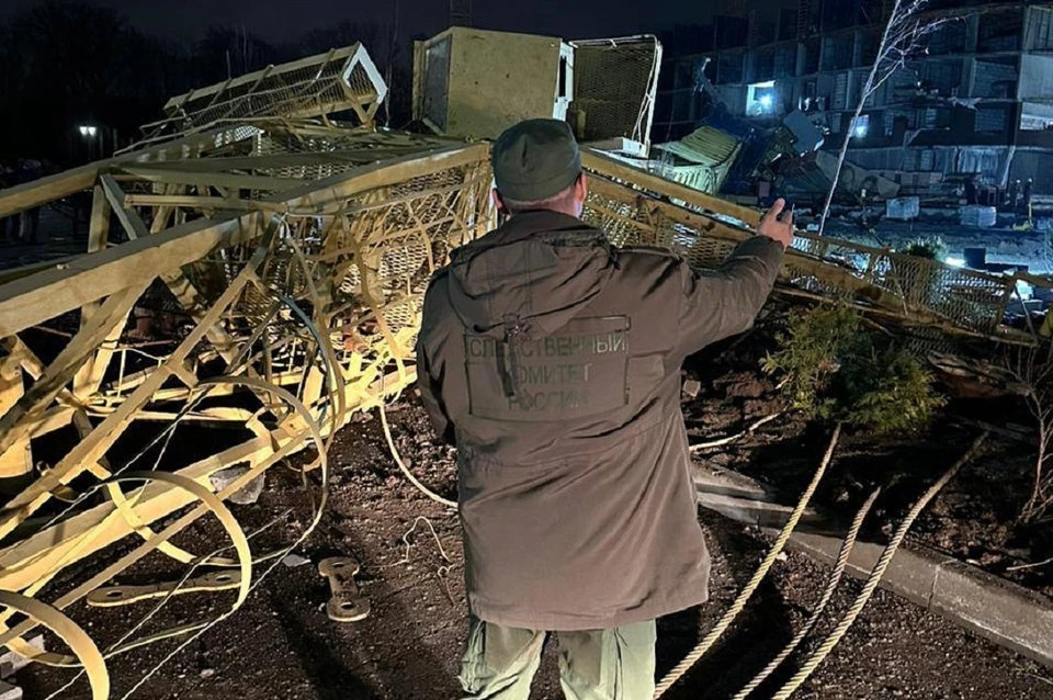 Падали краны. Падение башенного крана. Упал кран в Ростове на Дону. Падение башенного крана в Ростове. Стройка.