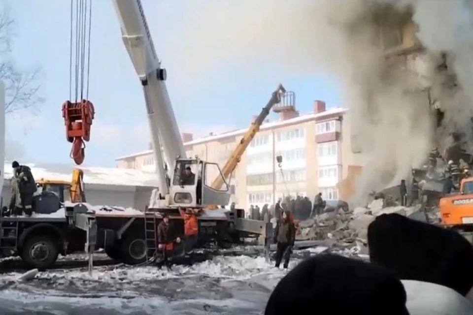 Погибли трое: из-под завалов дома в Тымовском продолжают извлекать людей. Фото: стоп-кадр видео