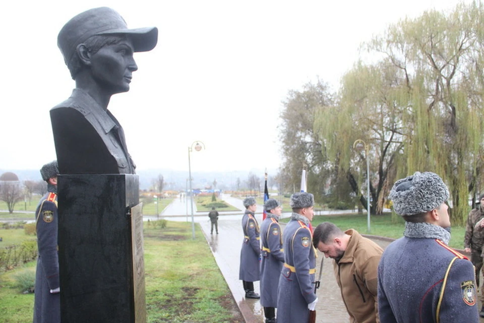 Денис Пушилин возложил цветы к памятнику. Фото: АГ ДНР