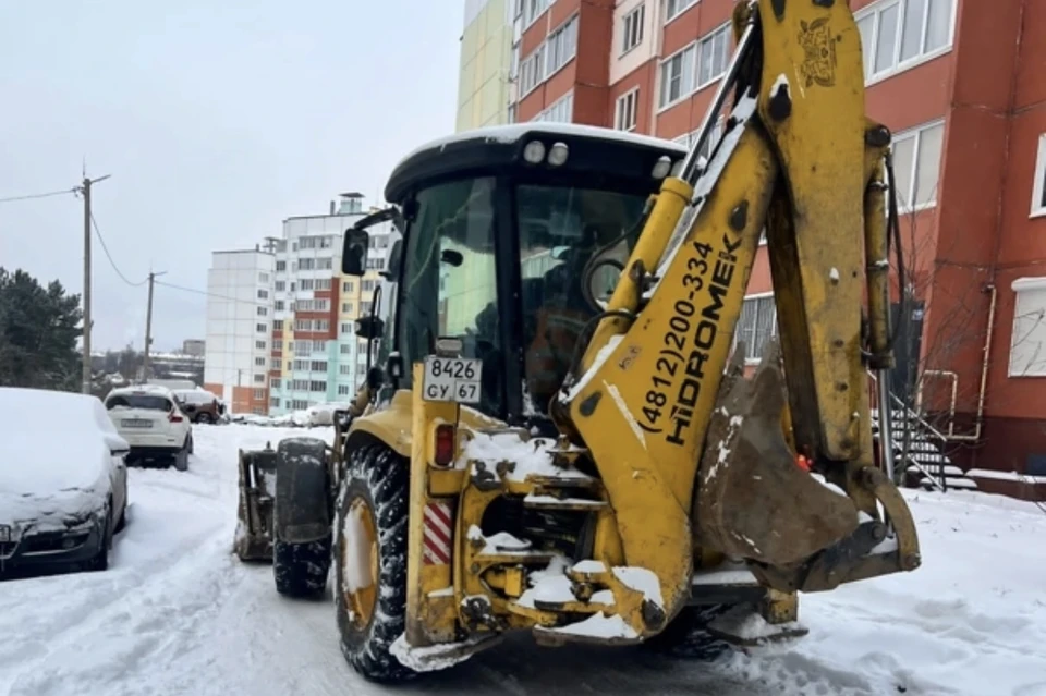 В Смоленске очищают общественные территории от снега. Фото: пресс-служба администрации города.